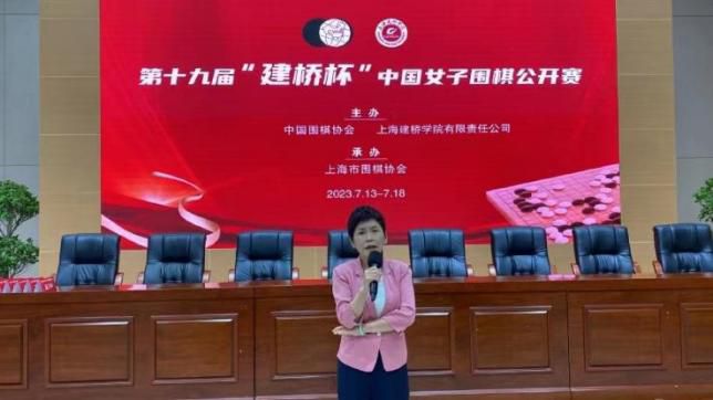 李阿姨也非常喜欢他，几乎就把他当成了自己的儿媳妇一样。